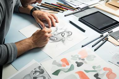 Markus Frei zeichnet Illustrationen an einem Arbeitstisch mit digitalen Werkzeugen