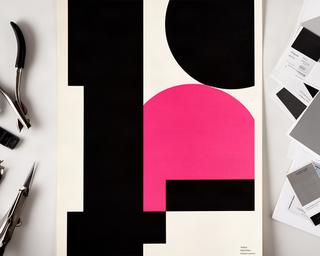 Typografisches Abschlussplakat mit schwarzer Schrift und rosafarbenem Akzent